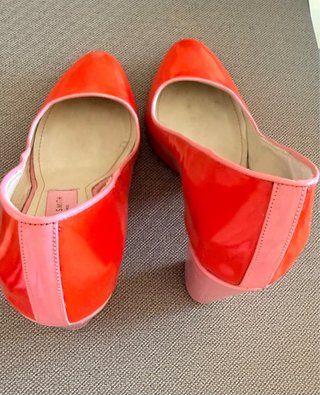 Zapatos de tacón rojos y rosas