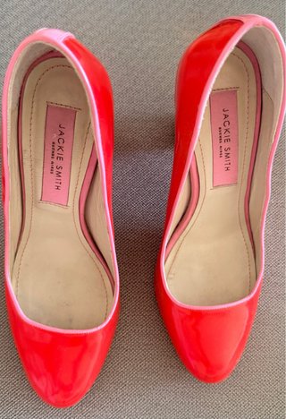 Zapatos de tacón rojos y rosas