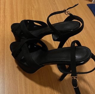 Sandalias de tacón negras de ante