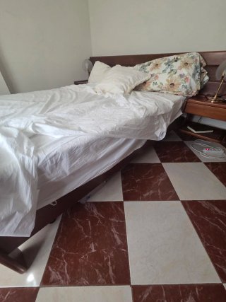 Cómoda de madera con cajones
