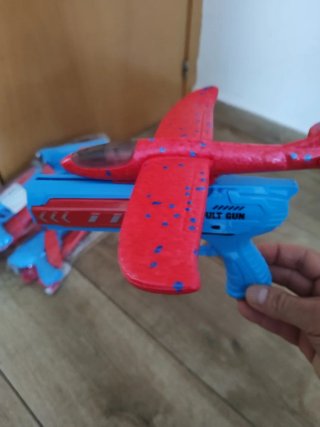 Pistola y avión de juguete nuevos a estrenar