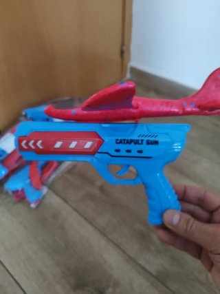 Pistola y avión de juguete nuevos a estrenar
