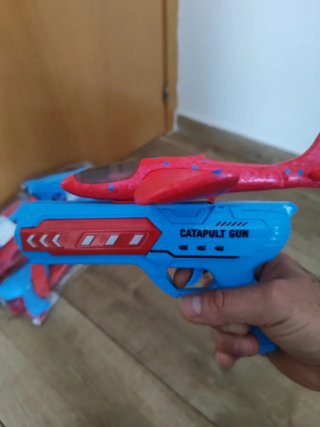 Pistola y avión de juguete nuevos a estrenar