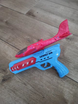 Pistola y avión de juguete nuevos a estrenar