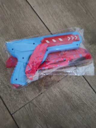 Pistola y avión de juguete nuevos a estrenar