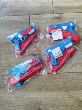 Pistola y avión de juguete nuevos a estrenar