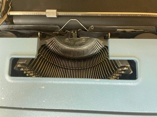 Máquina de escribir Olivetti Studio 44 azul