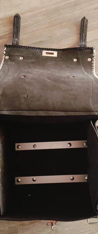Portamaletas de cuero negro usado 5 veces!!