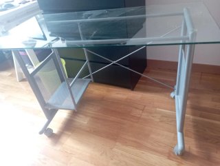 Mesa cristal y metal plateado