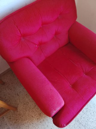 Sillón rojo de tela