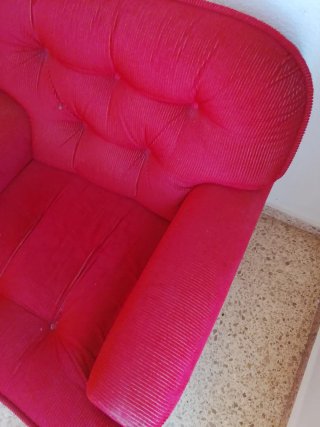 Sillón rojo de tela