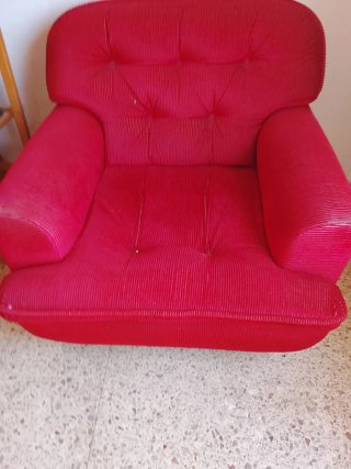 Sillón rojo de tela