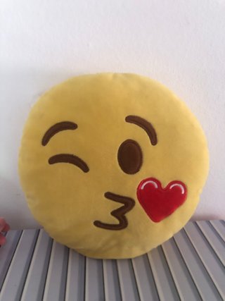 Peluche Emoji Besito Corazón Amarillo