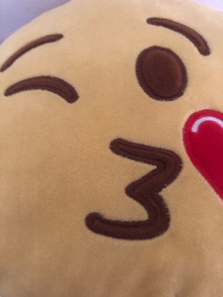 Peluche Emoji Besito Corazón Amarillo