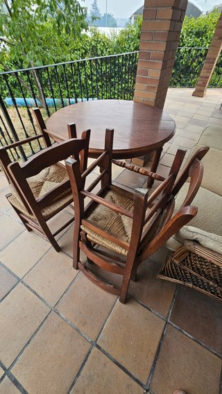 Mesa redonda extensible de madera con 4 sillas