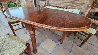 Mesa redonda extensible de madera con 4 sillas