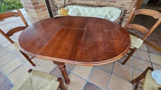 Mesa redonda extensible de madera con 4 sillas
