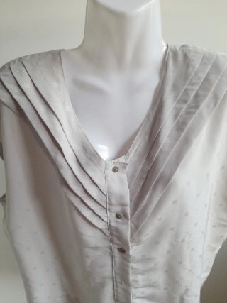 Camisa gris perla con botones