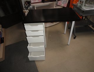 Mesa de estudio negra con cajones