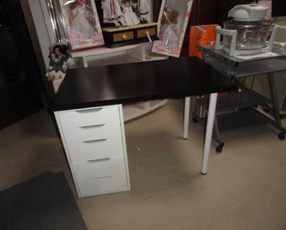 Mesa de estudio negra con cajones