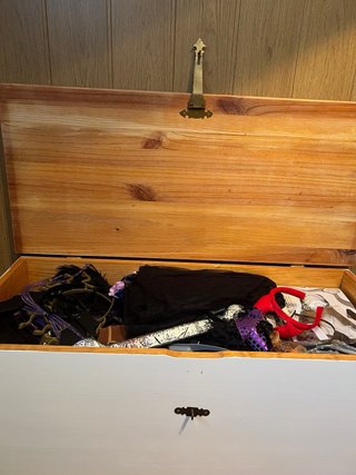 Bonito baúl de madera con almacenamiento
