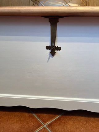 Bonito baúl de madera con almacenamiento