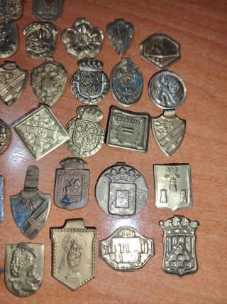 Lote de 35 insignias auxilio social   post Guerra