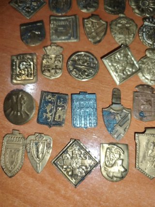 Lote de 35 insignias auxilio social   post Guerra