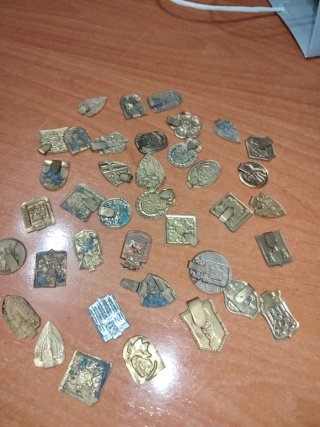 Lote de 35 insignias auxilio social   post Guerra