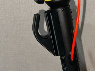 Gancho con AirTag oculto para patinete Xiaomi