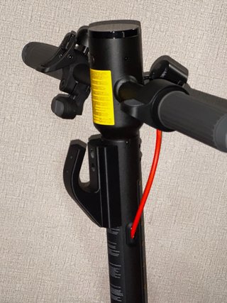 Gancho con AirTag oculto para patinete Xiaomi