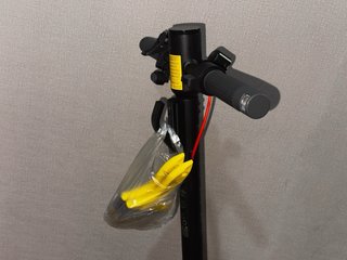 Gancho con AirTag oculto para patinete Xiaomi