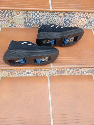 Zapatillas con ruedas negras varias tallas