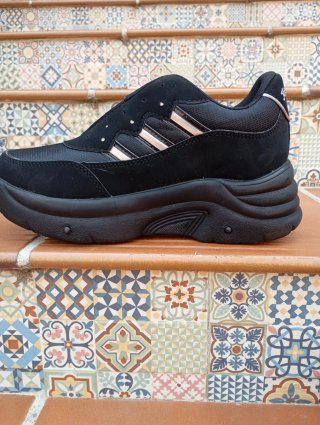 Zapatillas con ruedas negras varias tallas