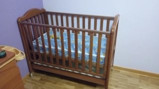 Cuna de madera en buen estado con colchón nuevo.