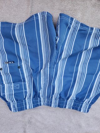 Costume da bagno a righe blu e bianche