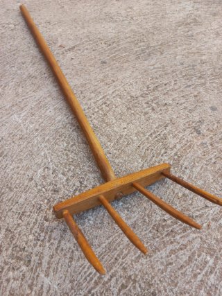 Horca de madera decorativa