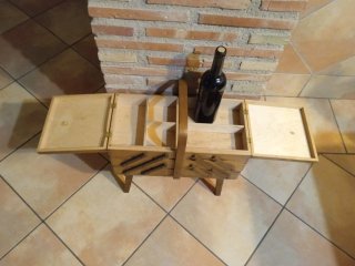 Antigua caja de costura o costurero de madera