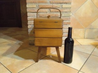 Antigua caja de costura o costurero de madera
