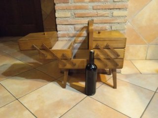 Antigua caja de costura o costurero de madera