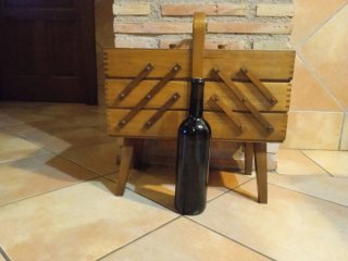 Antigua caja de costura o costurero de madera