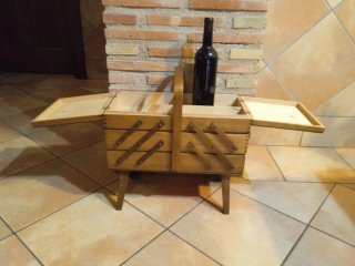 Antigua caja de costura o costurero de madera