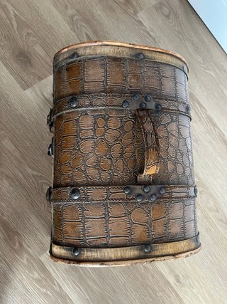 Baúl antiguo de madera y cuero