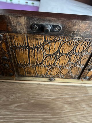 Baúl antiguo de madera y cuero