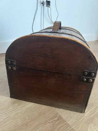 Baúl antiguo de madera y cuero