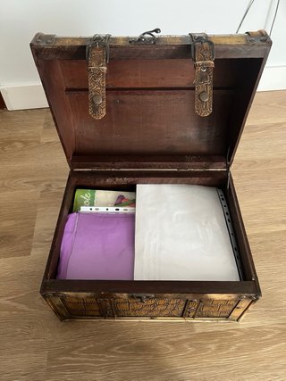 Baúl antiguo de madera y cuero