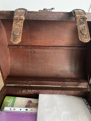 Baúl antiguo de madera y cuero
