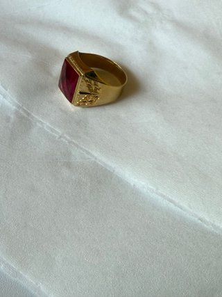 Anillo Oro con Piedra Roja  Talla 23 está perfecto
