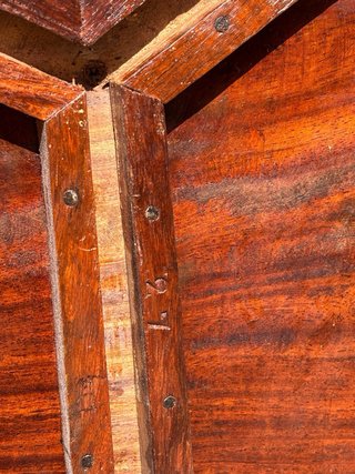 Mesa plegable de madera tallada