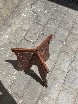Mesa plegable de madera tallada